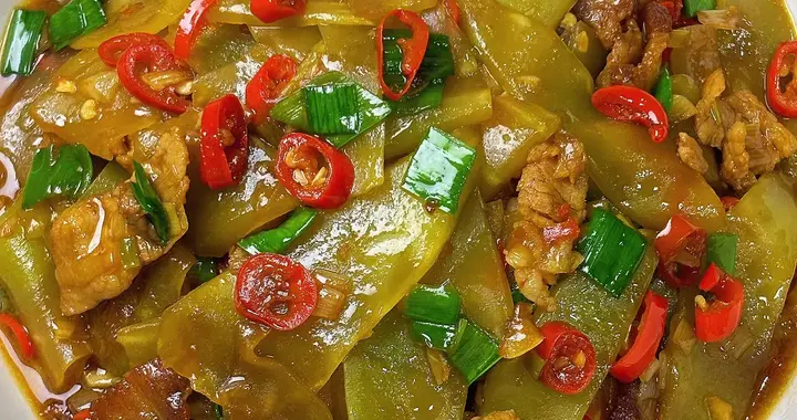 莴笋炒肉是一道快手家常菜，核心在于肉片滑嫩和莴笋爽脆。