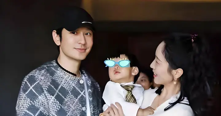 黄晓明出席家庭生日宴，杨颖送上金手镯，疑似低调求复婚