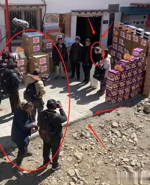 赵露思康复后，没回剧组，开始做公益，全程十几台摄像机围着！