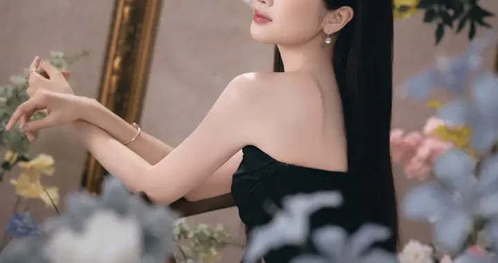 吴宣仪黑与白的碰撞，繁花轻拥，邂逅慵懒而浪漫