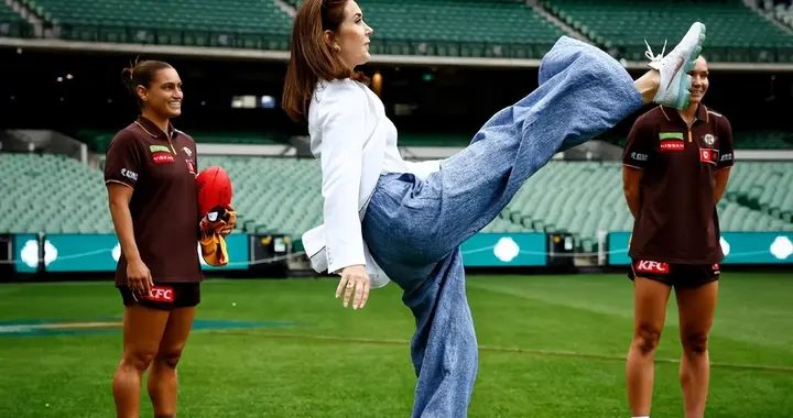 访问娘家6天狂换十几个造型 来看丹麦王后的衣锦还乡之旅