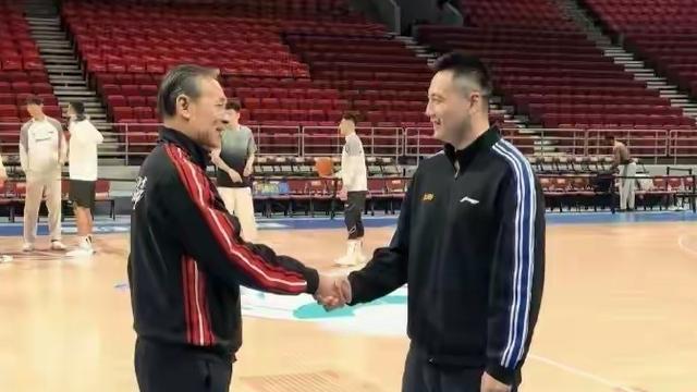 回首望星河：上海队和北京队主教练赛前握手