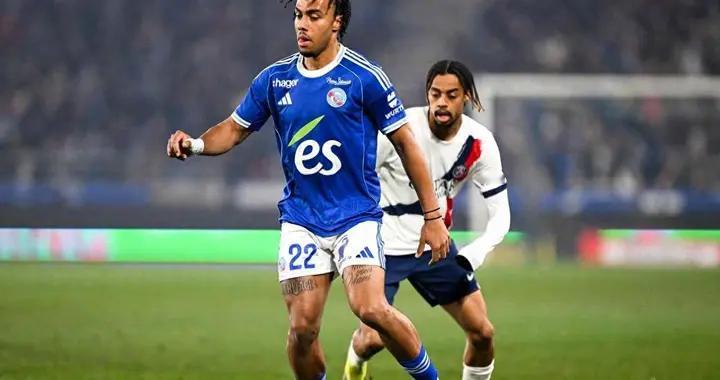 随着比分定格1-2，法甲榜首再易主，巴黎圣日耳曼队再次登顶