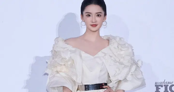 李沁，白裙高跟穿搭，三分甜美七分优雅