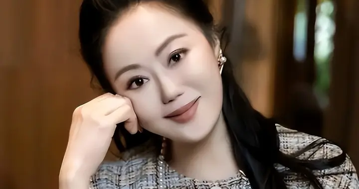 41岁仍拍三级片追求刺激？从亿万富豪再到烂片女王，她在追求什么