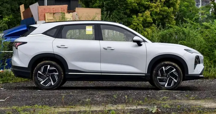 新能源家用SUV新老对决：五菱星光S 2025款与吉利银河L7全方位较量