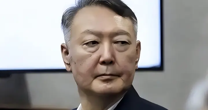 被判了无期的尹锡悦，如今报复李在明的手段，或只剩下折磨狱警了