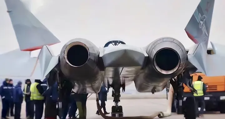 俄苏57换装新发动机首飞，单台加力推力达16吨！比我国歼20如何？