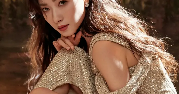 万茜长发金色长裙，韵味十足 ​​​