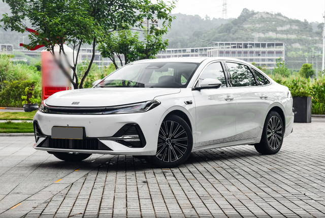 比亚迪秦L DM迎来竞争对手，新车预售价10.38万起，亏电油耗2开头