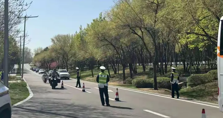 交警去跑山圣地逮改装摩托车！为“帅”改牌照架被罚200元！