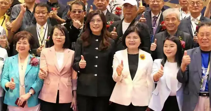 赵少康恐三面围堵郑丽文，郑丽文二次穿中山装回乡坚定和平立场