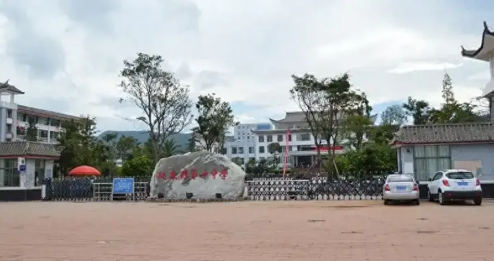 楚雄教师坠楼引热议，疑似长期被刻意针对，悲剧背后引人深思