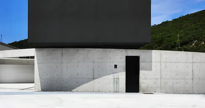 FloatingBox 美术馆, 凌空漂浮于乡村景观中的黑色模块