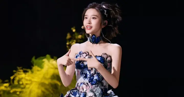 唐艺昕舞台上穿着白色筒靴，腿又长又直，自信又迷人