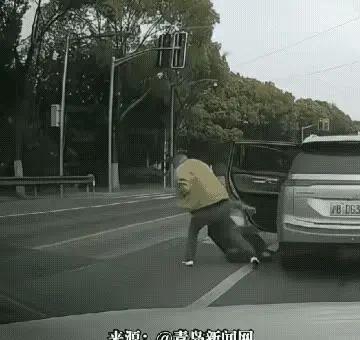 Xdy胜利：什么情况？如此残暴打一个女人