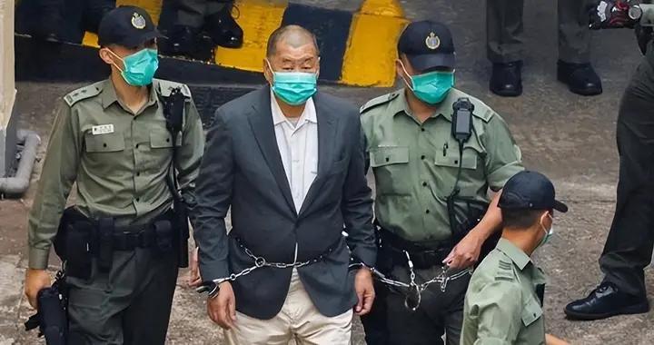 想要报复中国？不满黎智英被判20年，英国决定让2.6万人润英！