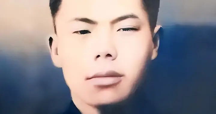 志愿军都已睡觉，一战士睡不着去巡逻，忽见一群美军偷偷摸上阵地