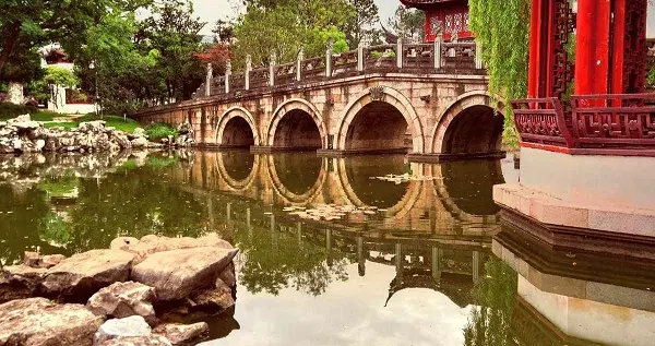 元春干嘛要让女孩子们和宝玉都搬进大观园？