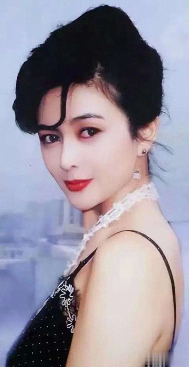 关之琳：一代人的青春女神与情感启示