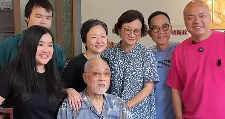 84岁卢海鹏回内地探亲，卢俊宇携亲友设宴招待，众人争相迎他合影