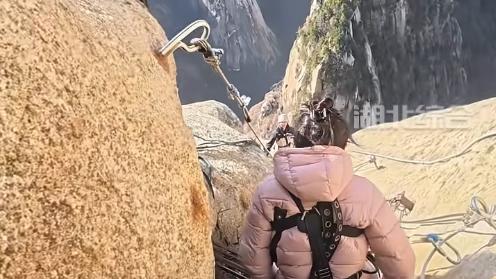 锐评台：女子1天爬2次华山，深夜收到景区