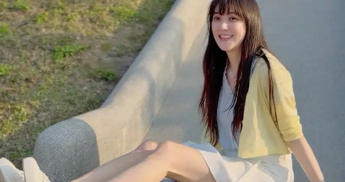 台湾艺人林逸欣今日户外美拍，穿着白色小短裙，腿太美咯