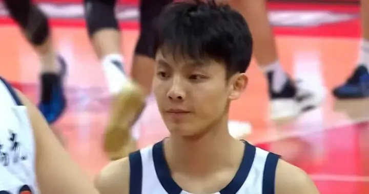 广东男篮vs上海，崔永熙挑战张镇麟 ，徐杰胡明轩硬刚上海后卫群