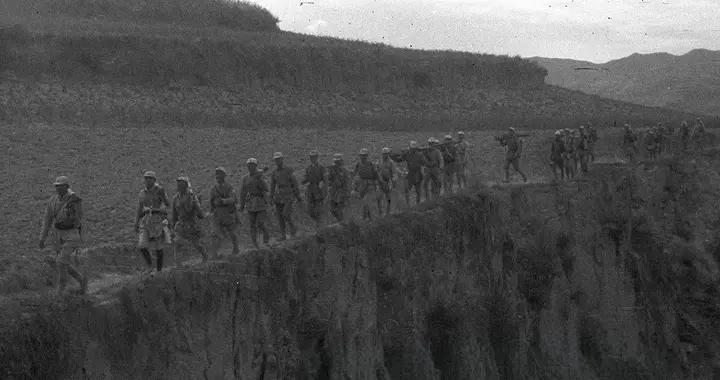 1942年，团长否决主任意见后遭合围，营长临危代理团长