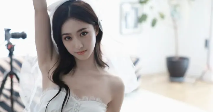 胡连馨今日穿白色婚纱写真，纯欲绝美