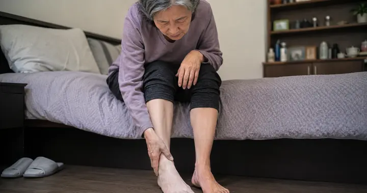 下肢动脉硬化闭塞症常被当成腿脚老化，走一会儿就疼要重视