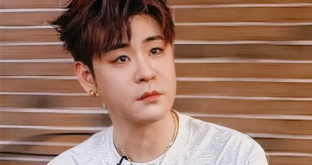 德云社张云雷参加非遗音乐嘉年华，与粉丝同乘观光车，竟没被发现