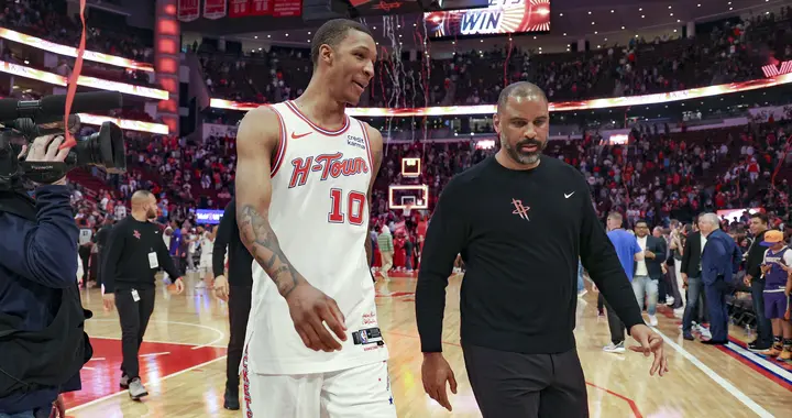 乌度卡与史密斯：火箭的双重困局，一个不会指挥，一个练不出来！