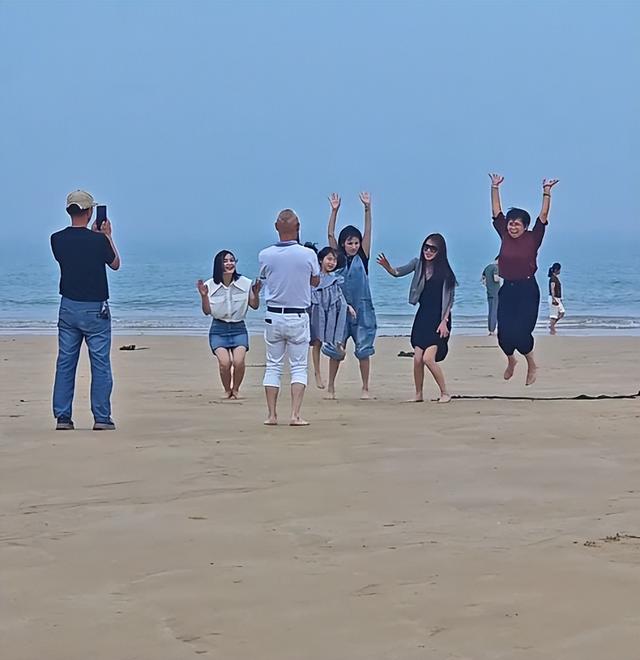瑾汐两家亲人齐游湄洲岛，大批战地记者跟拍，二姐一句话逗笑大家