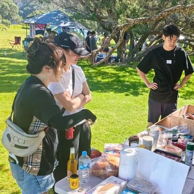 优优时尚穿搭：蒋勤勤现身新西兰，在公园和
