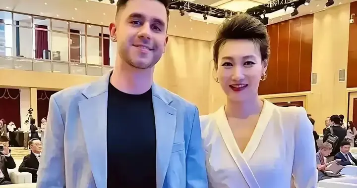 平日里那个端坐主播台，一脸严肃的“国脸”李梓萌，美出新高度