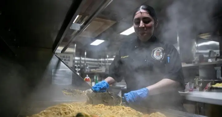 反华美军精锐没饭吃，饿得上网求救，不止弹药打光，还想决战伊朗