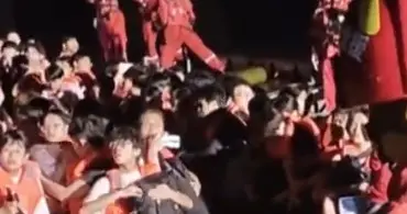 六千多名师生被困在校园，救援巨舰进场，所有人瞬间红了眼眶