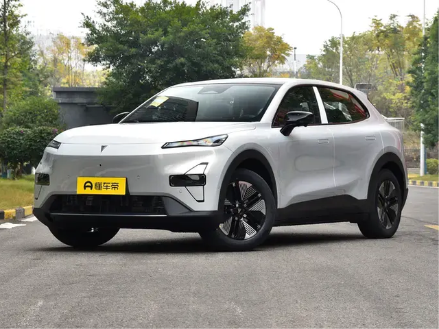 省油省钱！可油可电，深蓝S05对比吉利银河E5，谁才是你的菜？