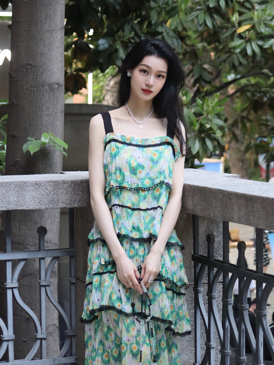 花边织带连衣裙