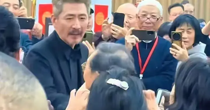 太排面了！张子健父亲80大寿，李立山庆贺，“蒙面女士”引发热议