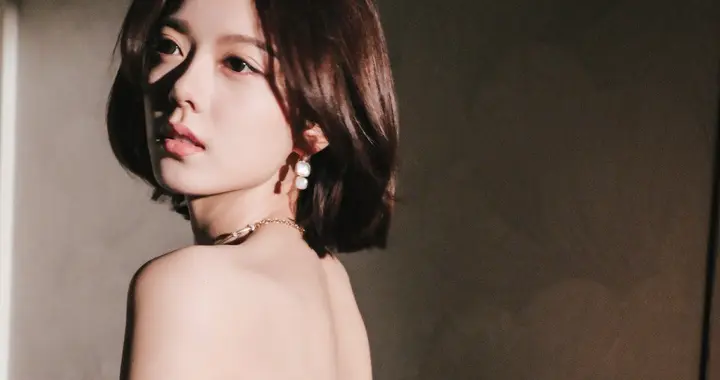 赵今麦今日活动现场抹胸露背裙写真，小麦身材太棒了