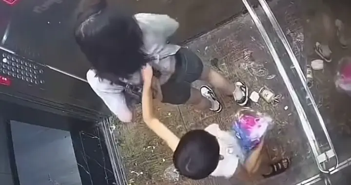 还有续集？宝妈电梯扭打第二段视频曝光，宝妈的一句话看笑网友