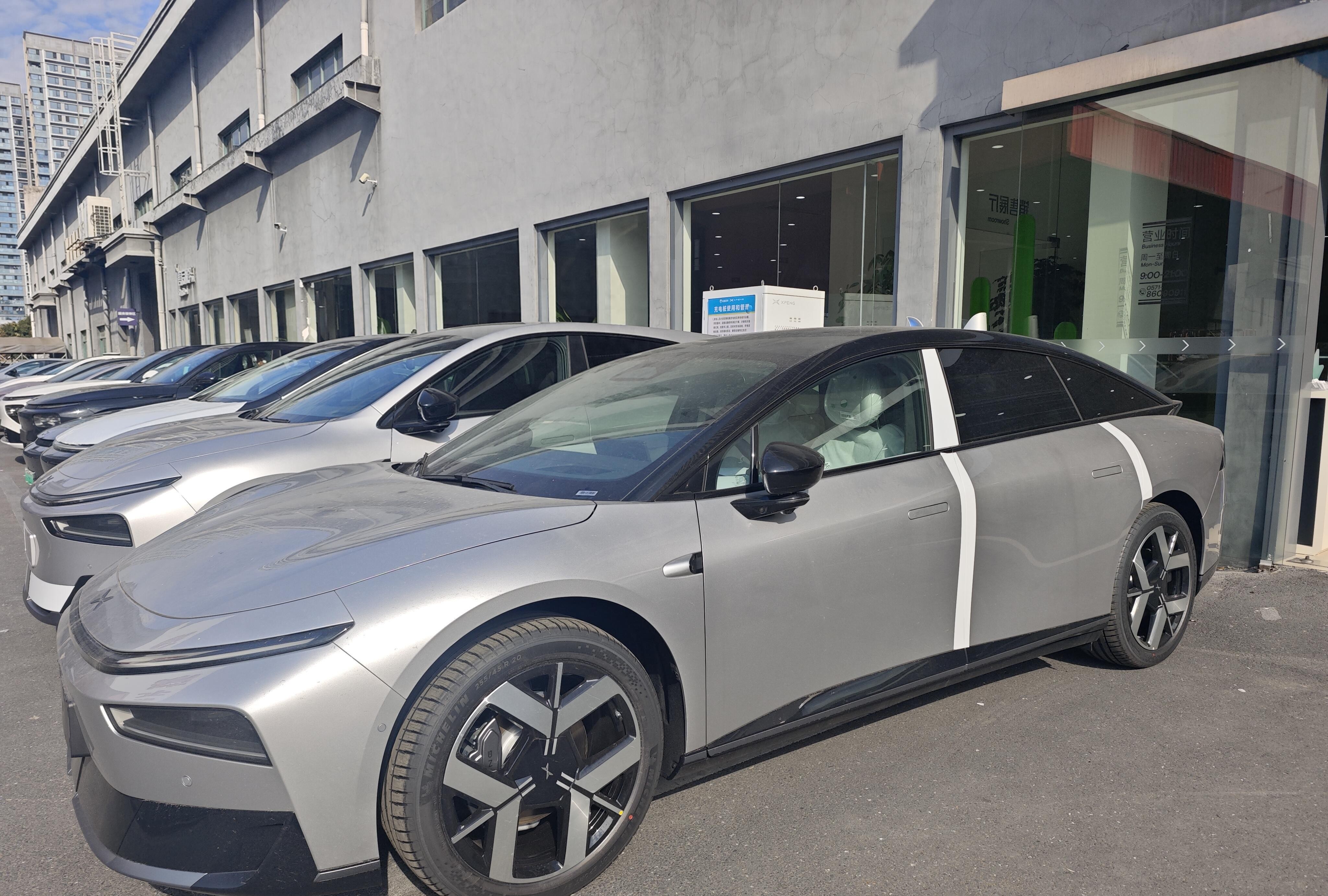 纯电续航430km！26款小鹏P7+实车曝光，配3颗图灵芯片，卷死谁？