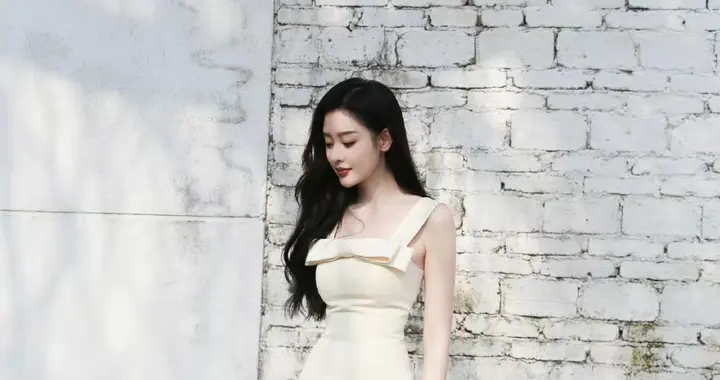 张天爱，婀娜的裙装穿搭，可酷可美的内娱姐姐