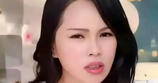 39岁离婚，二婚下嫁小10岁丈夫，58身价过亿的伊能静为女儿操碎心