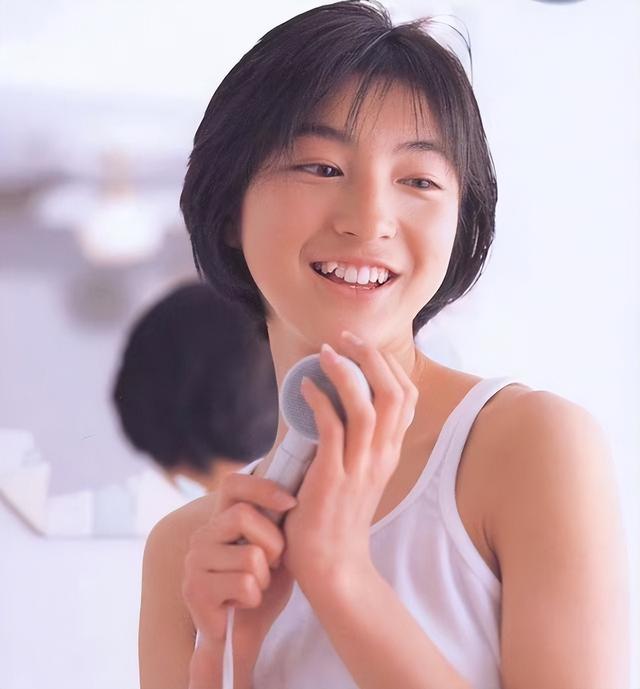 广末凉子否认出轨，和对方只是普通朋友，偶尔去他的店里用餐而已