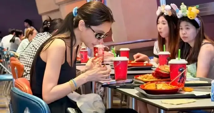 杨颖带儿子现身香港迪士尼，弯腰驼背吃汉堡，风光不再 场面太心酸