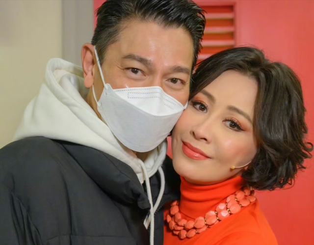 刘嘉玲与刘德华贴脸合影，脖子上戴7块钱塑料项链，手表却值70万