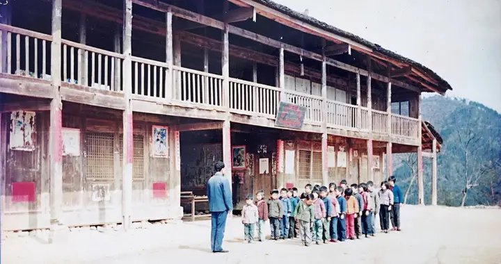 痛心！当年“顶尖学霸”，一生献给穷乡僻壤，如今为何没人提了？